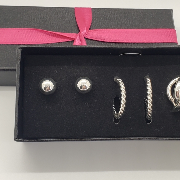 Avon Instant Class 3 Pair Earring Gift Set - Picture 3 of 5